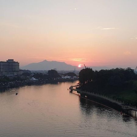 Lovely Waterfront Riverbank Suite With Pool Kuching Exteriér fotografie