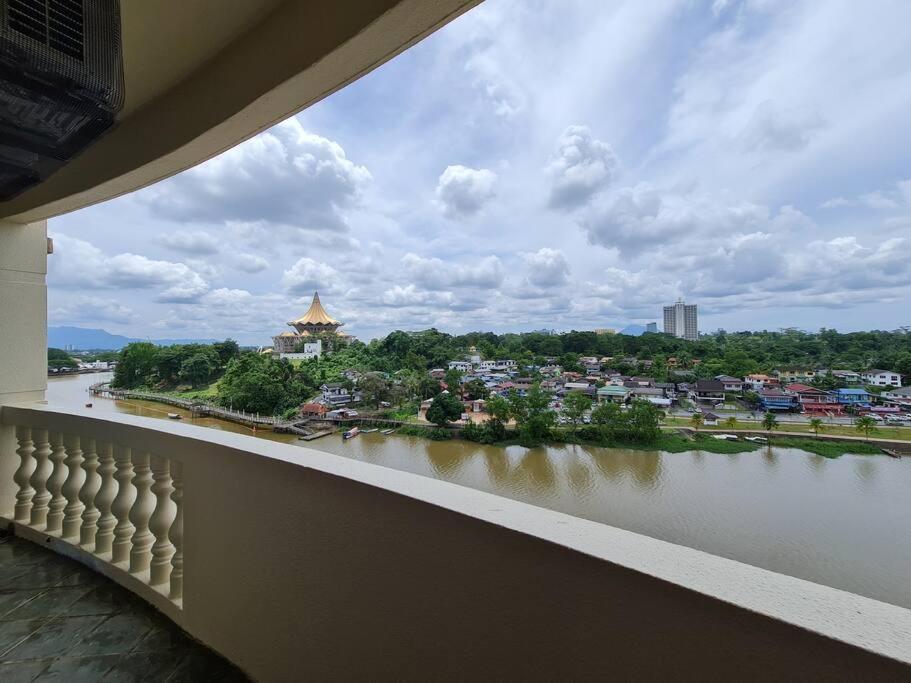 Lovely Waterfront Riverbank Suite With Pool Kuching Exteriér fotografie