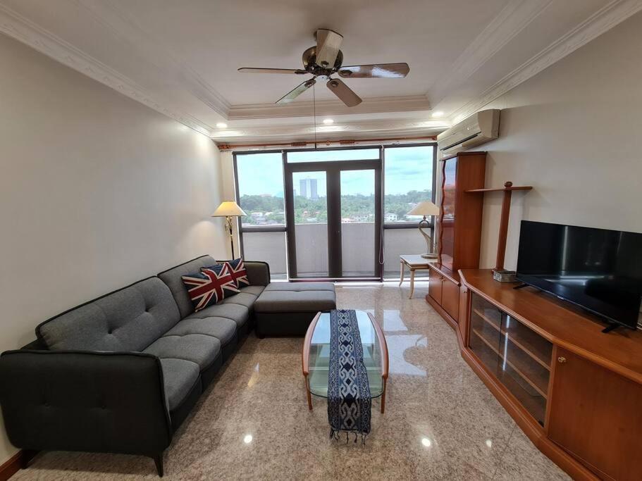 Lovely Waterfront Riverbank Suite With Pool Kuching Exteriér fotografie