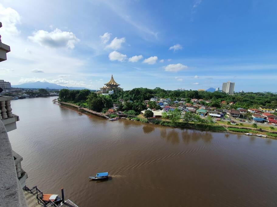 Lovely Waterfront Riverbank Suite With Pool Kuching Exteriér fotografie