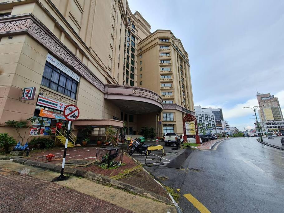 Lovely Waterfront Riverbank Suite With Pool Kuching Exteriér fotografie
